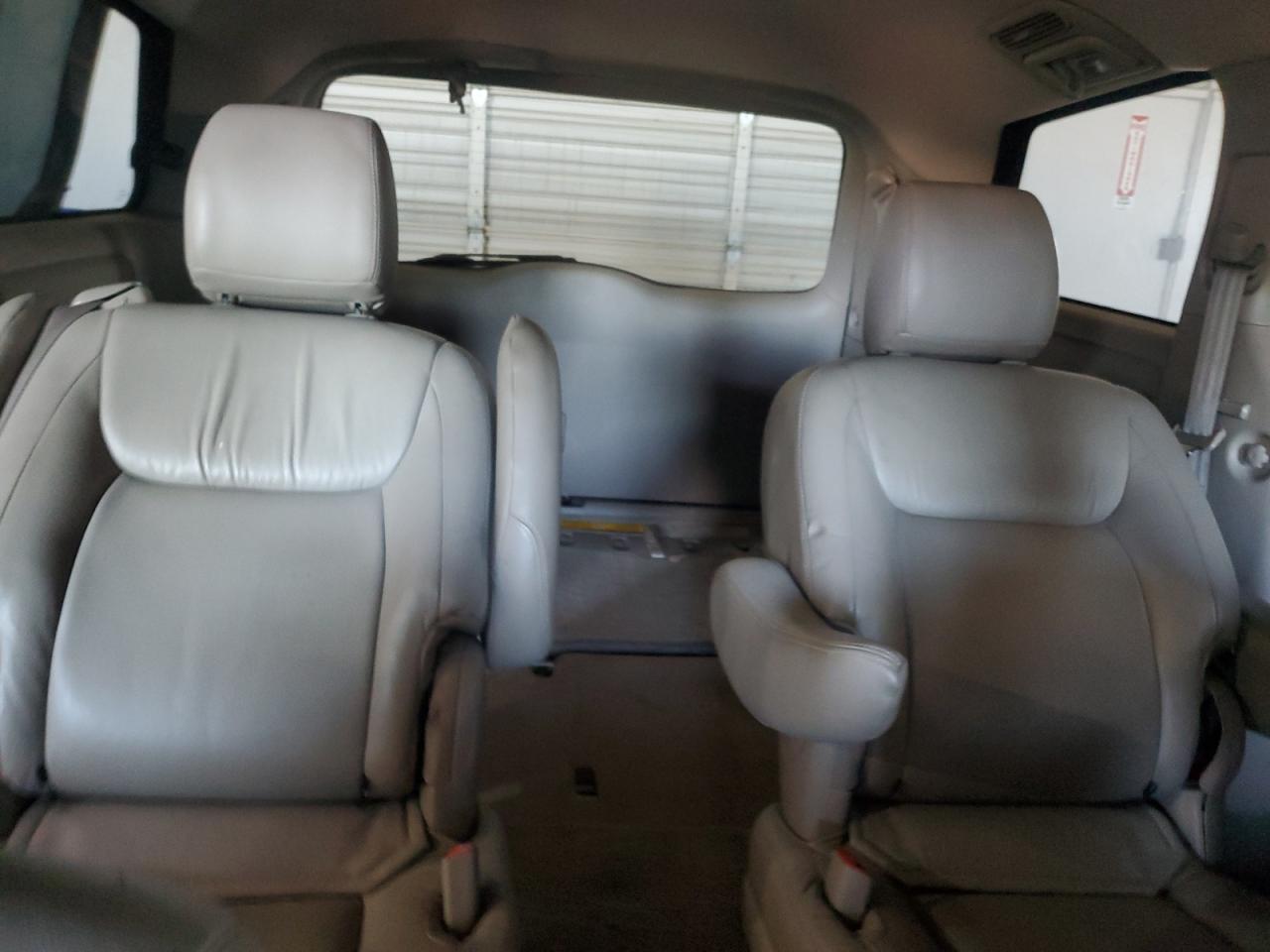 2010 Toyota Sienna - Image 10