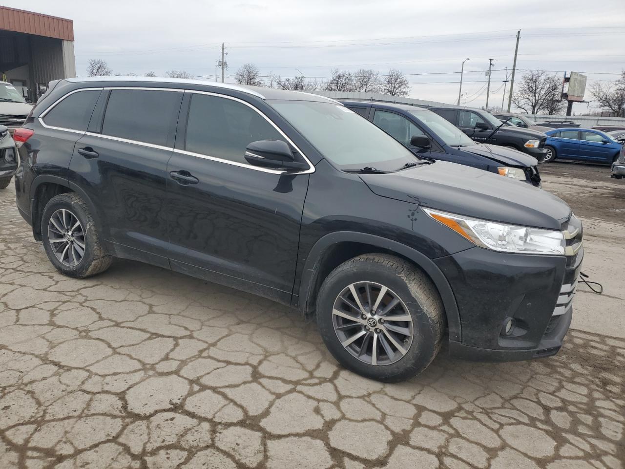 2017 Toyota Highlander - Image 4
