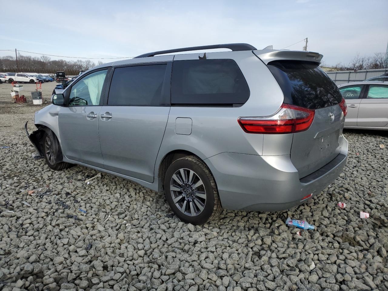 2020 Toyota Sienna - Image 2
