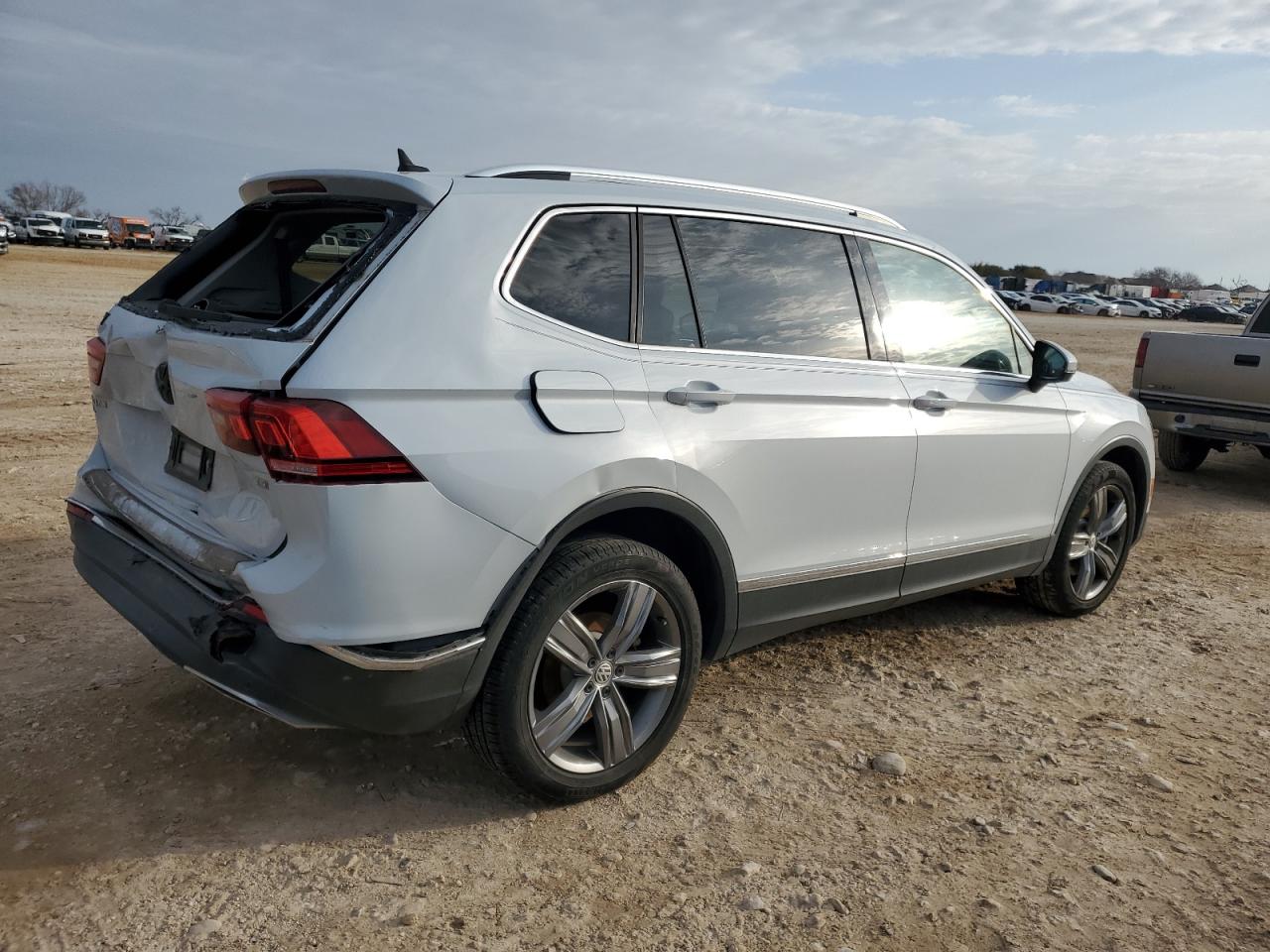 2018 Volkswagen Tiguan - Image 3