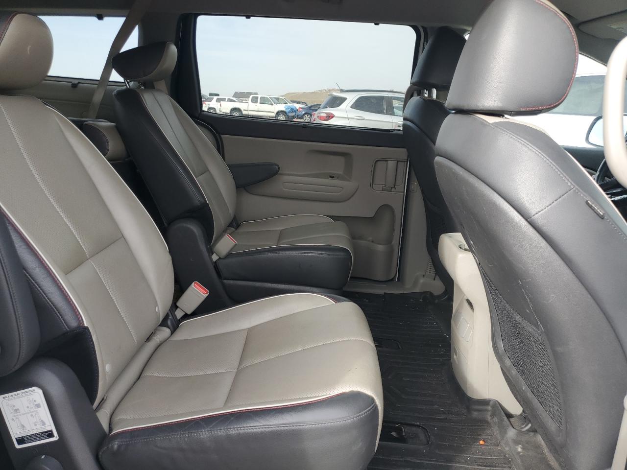 2017 Kia Sedona - Image 11