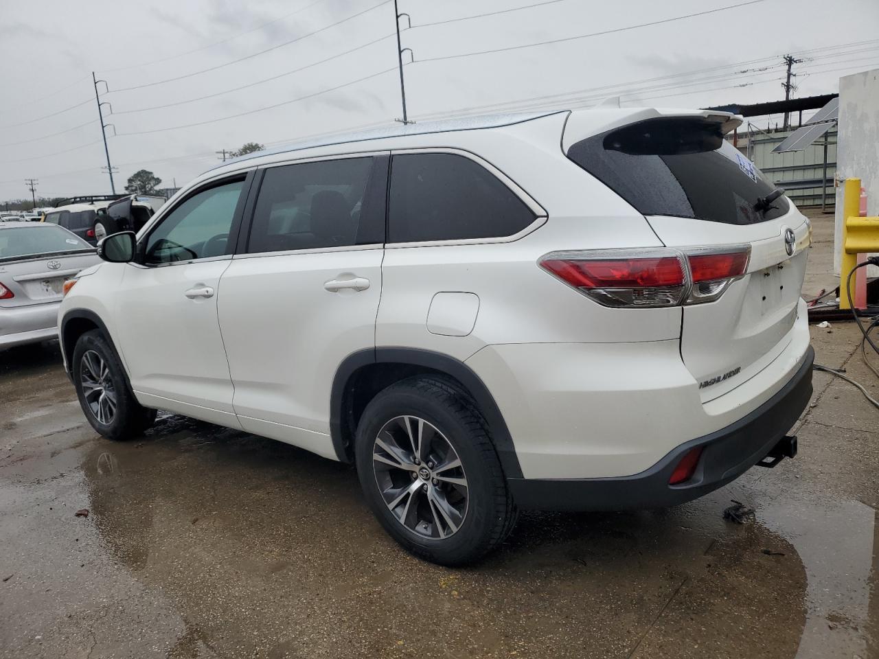 2016 Toyota Highlander - Image 2