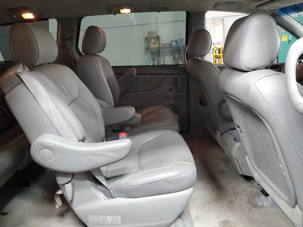 2007 Toyota Sienna - Image 11