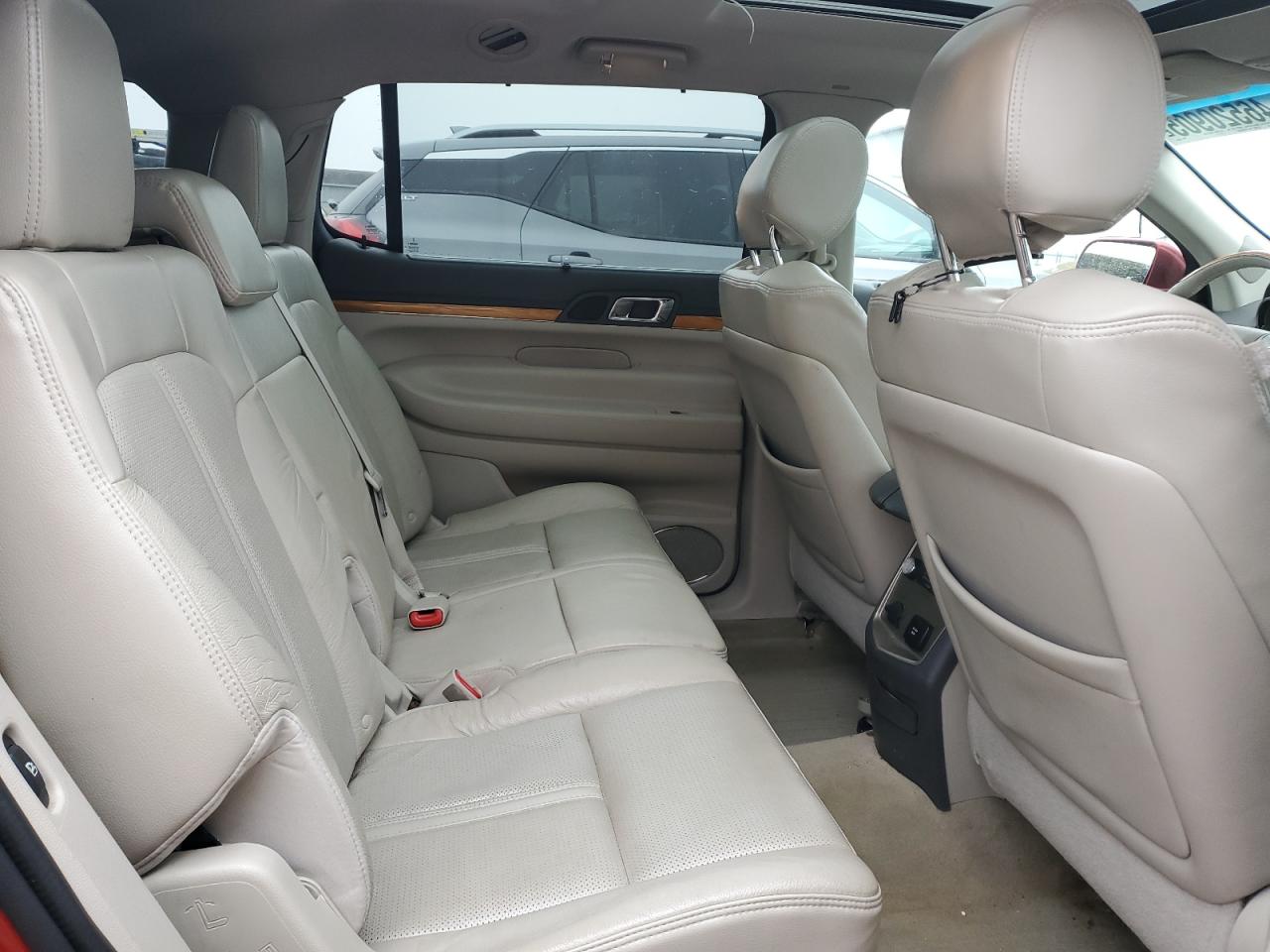2011 Lincoln MKT - Image 11