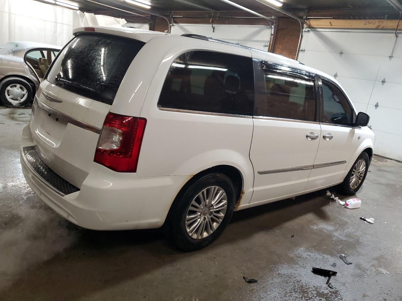 2014 Chrysler Town & Country - Image 3
