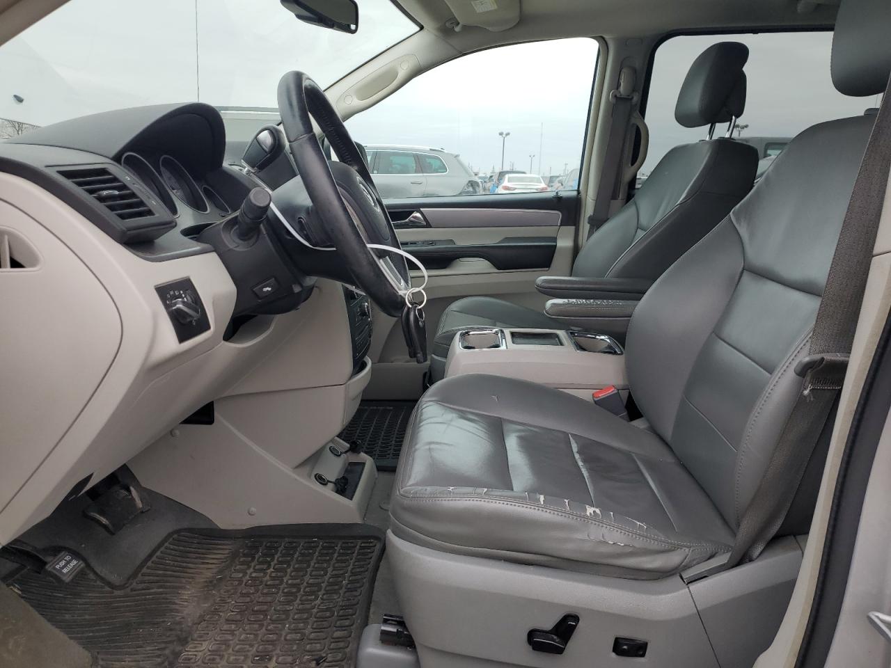 2012 Volkswagen Routan - Image 7