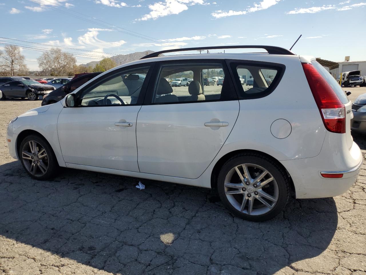 2010 Hyundai Elantra - Image 2