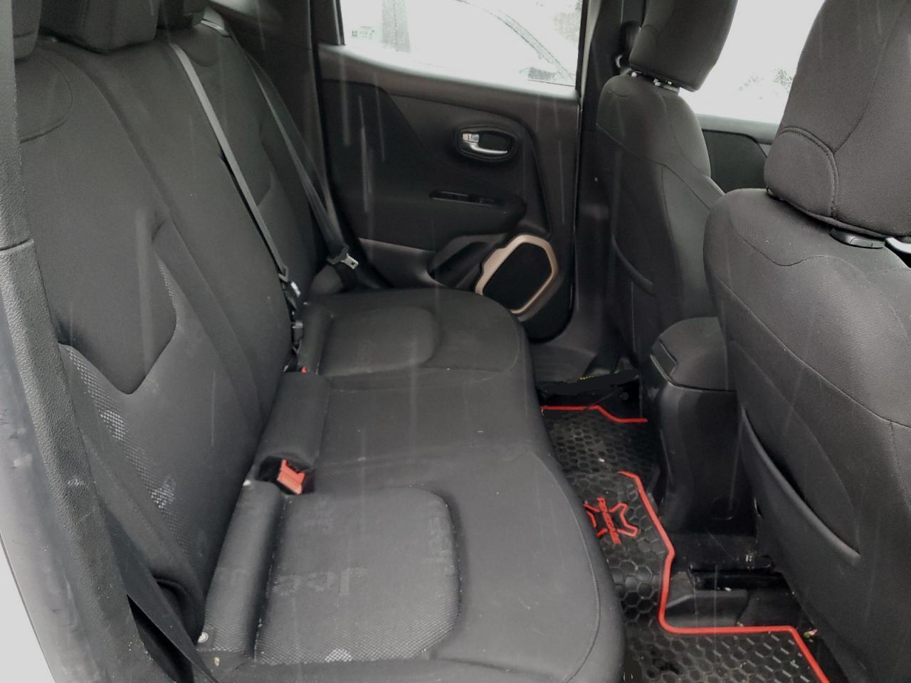 2015 Jeep Renegade - Image 11