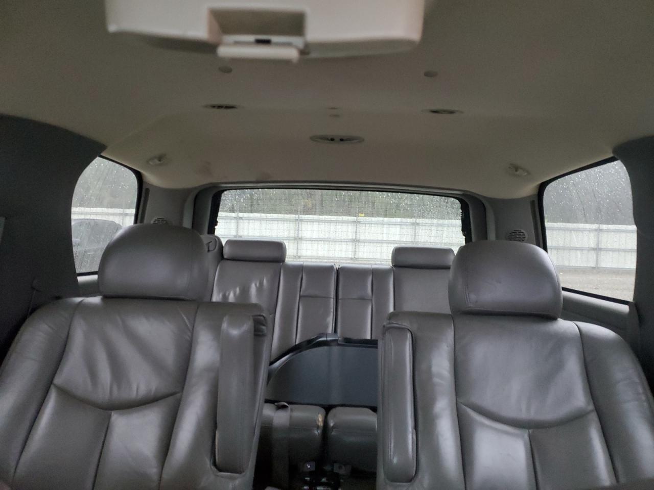 2003 Chevrolet Tahoe - Image 10