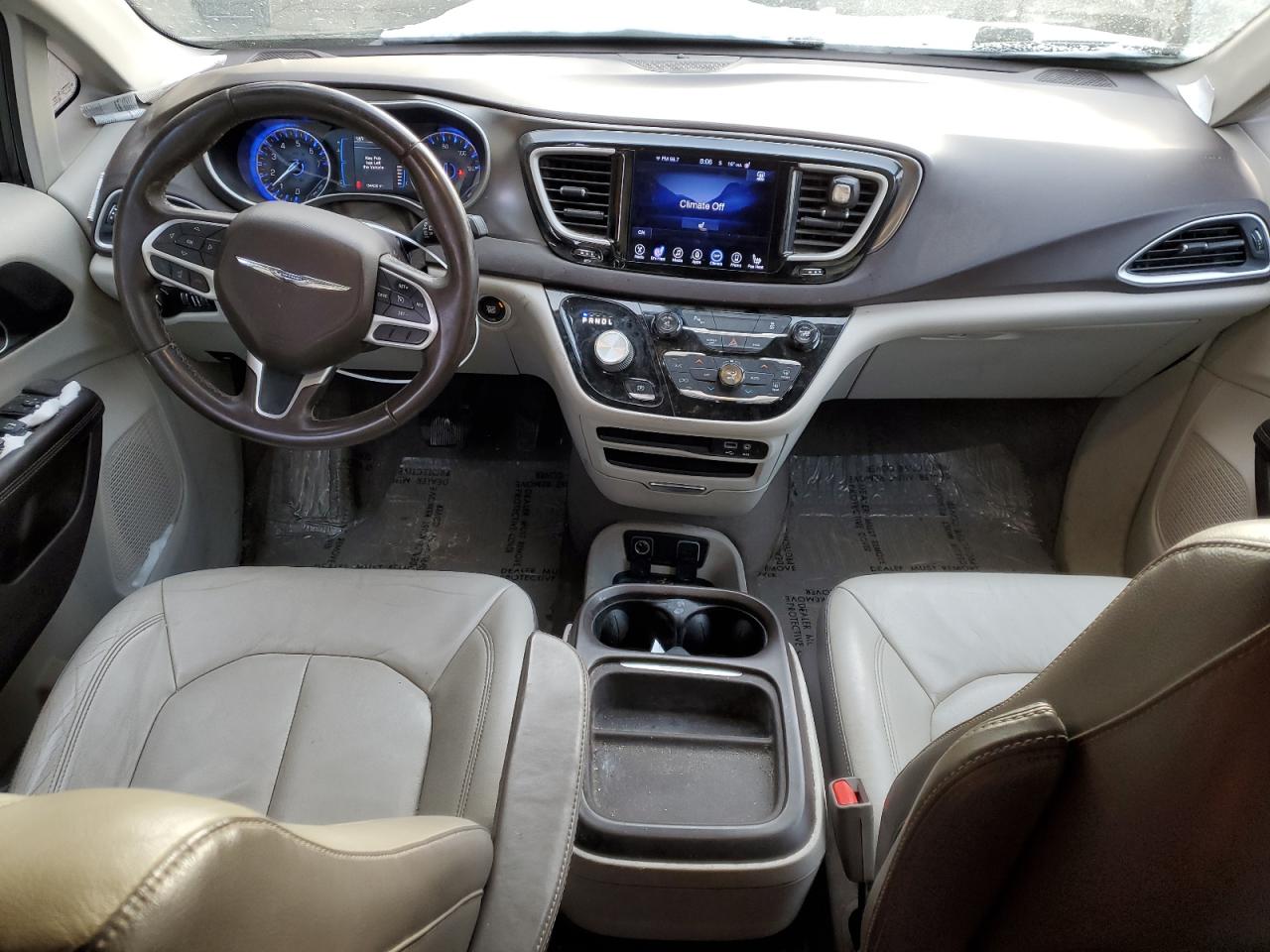 2017 Chrysler Pacifica - Image 8