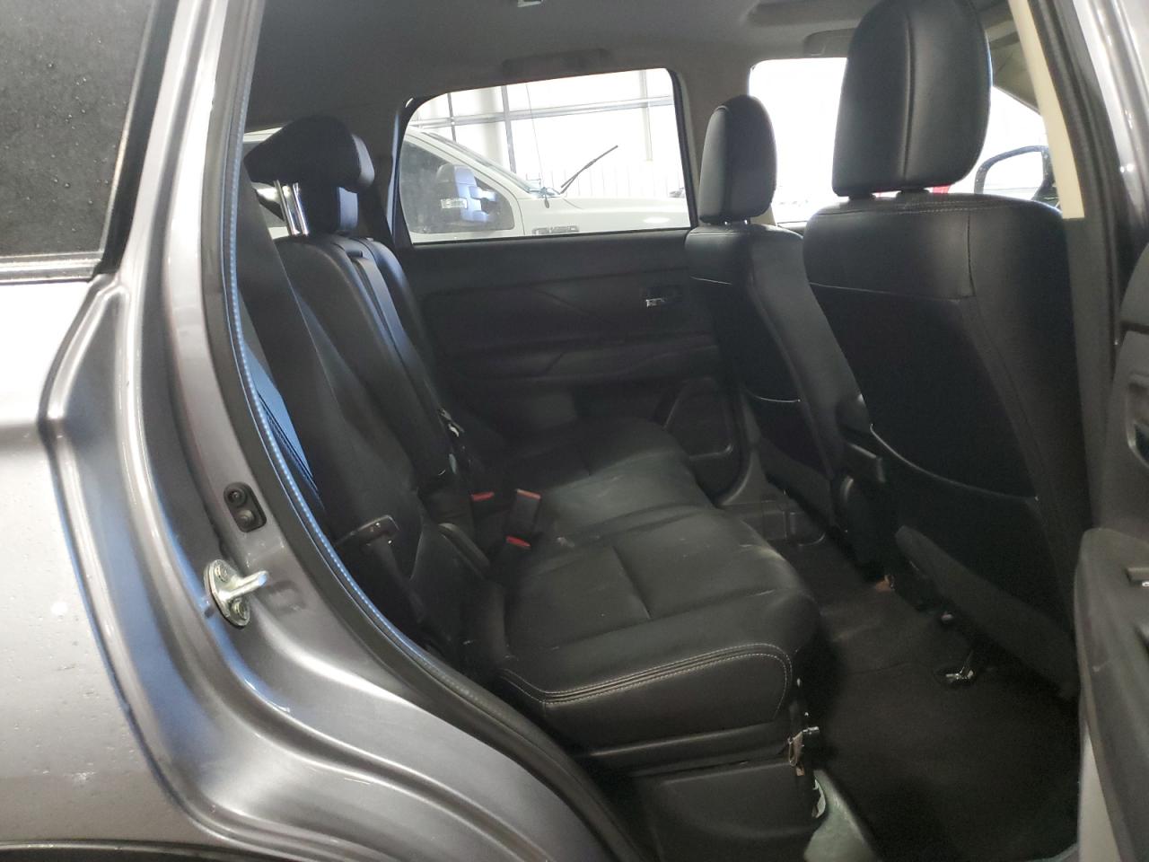 2016 Mitsubishi Outlander - Image 11