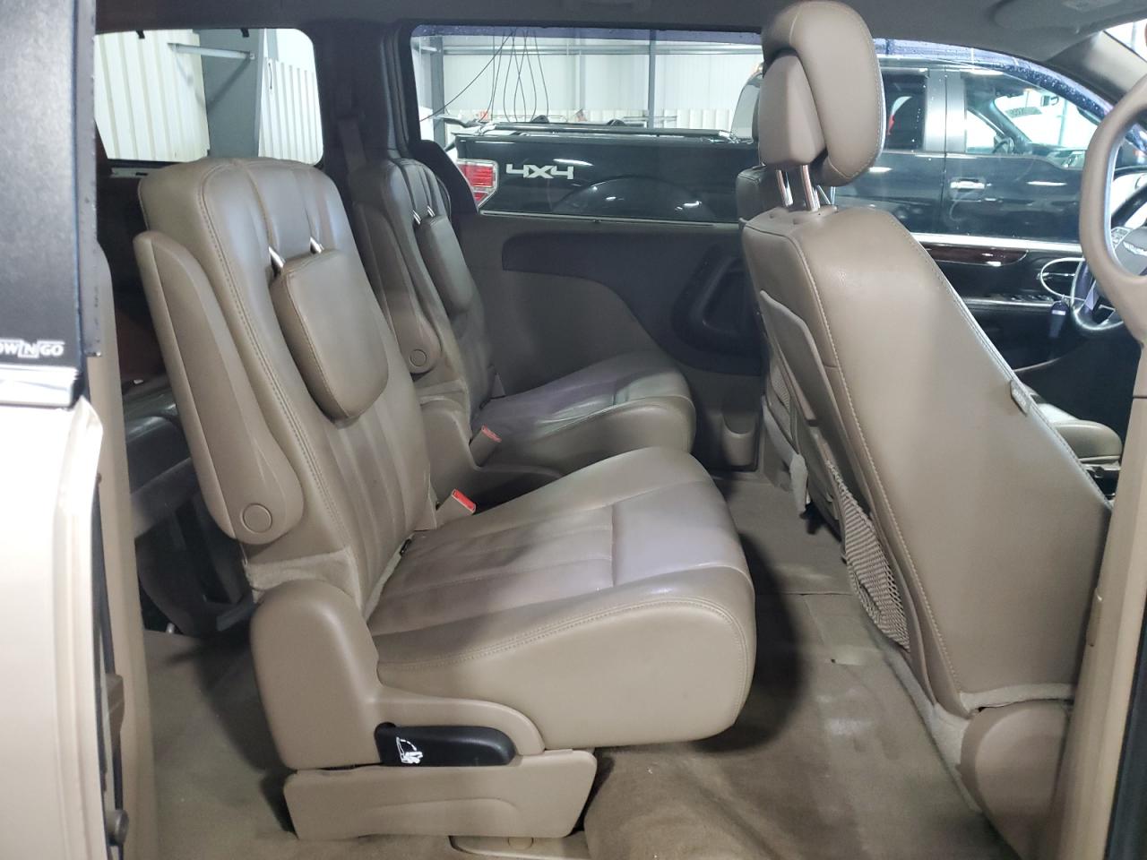 2014 Chrysler Town & Country - Image 11