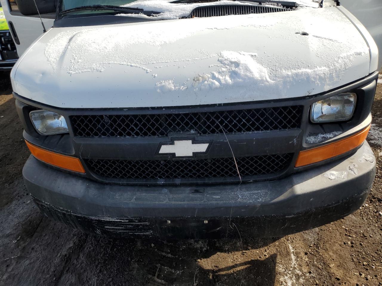 2010 Chevrolet Express - Image 12