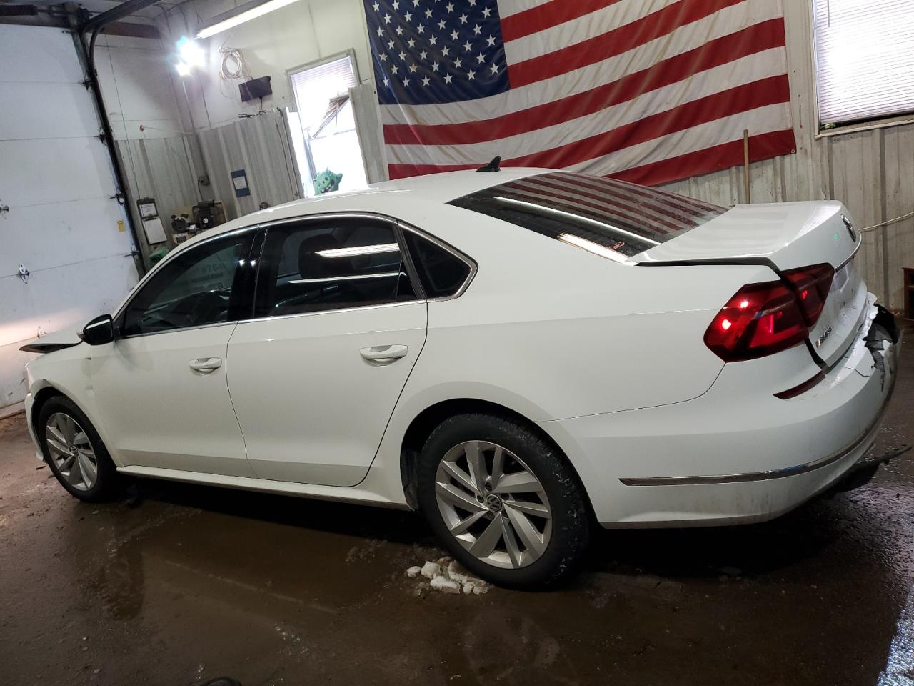 2018 Volkswagen Passat - Image 2