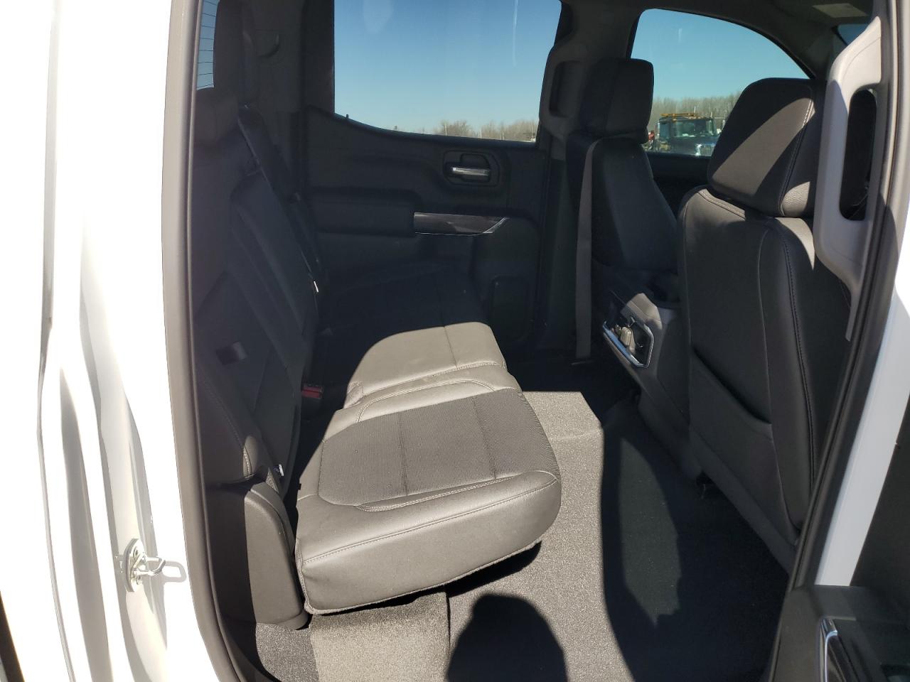 2022 Chevrolet Silverado - Image 11