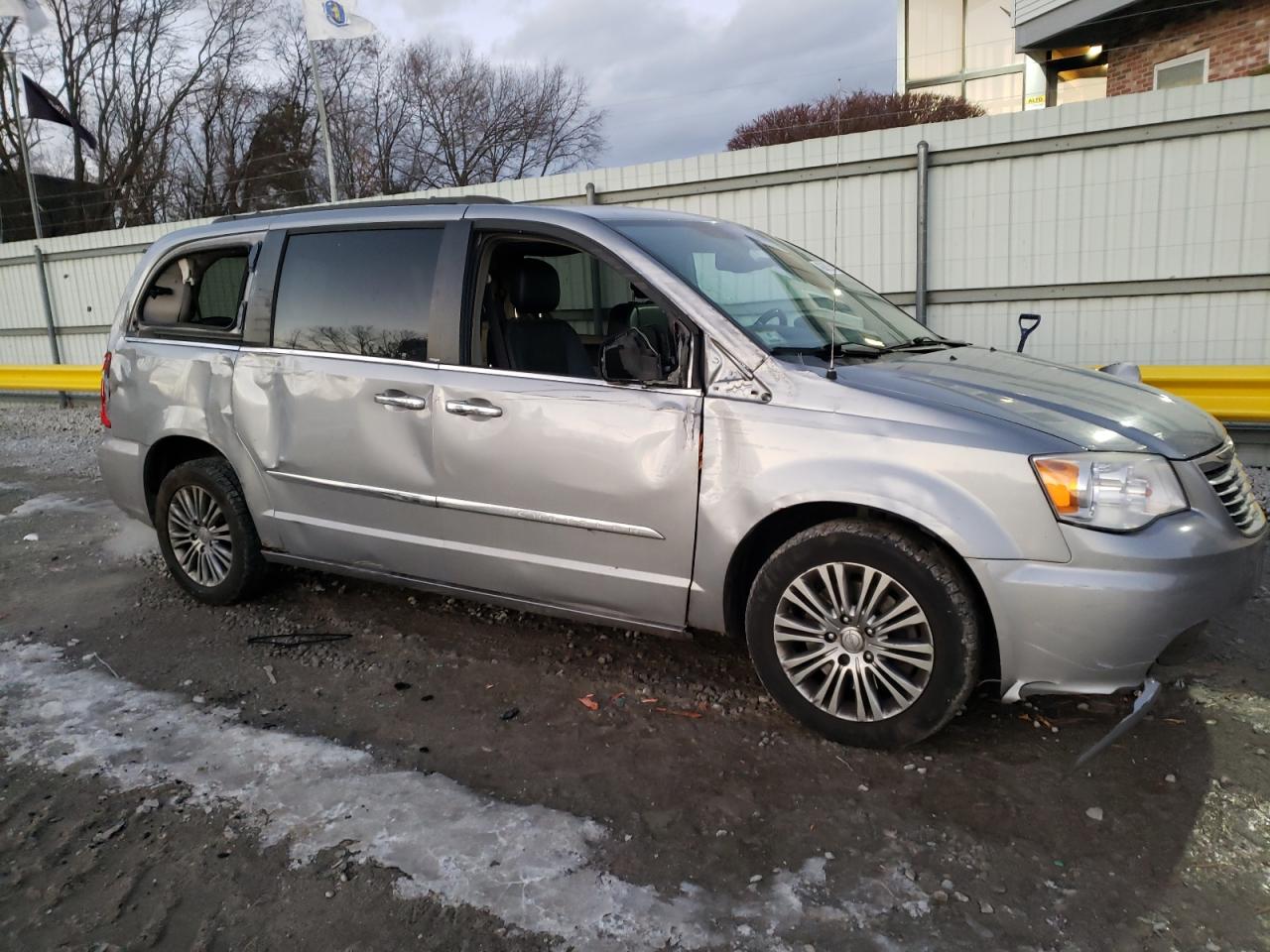 2014 Chrysler Town & Country - Image 4