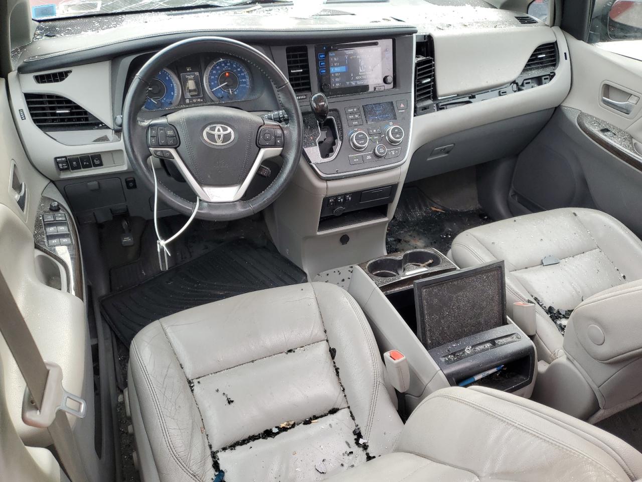 2017 Toyota Sienna - Image 8