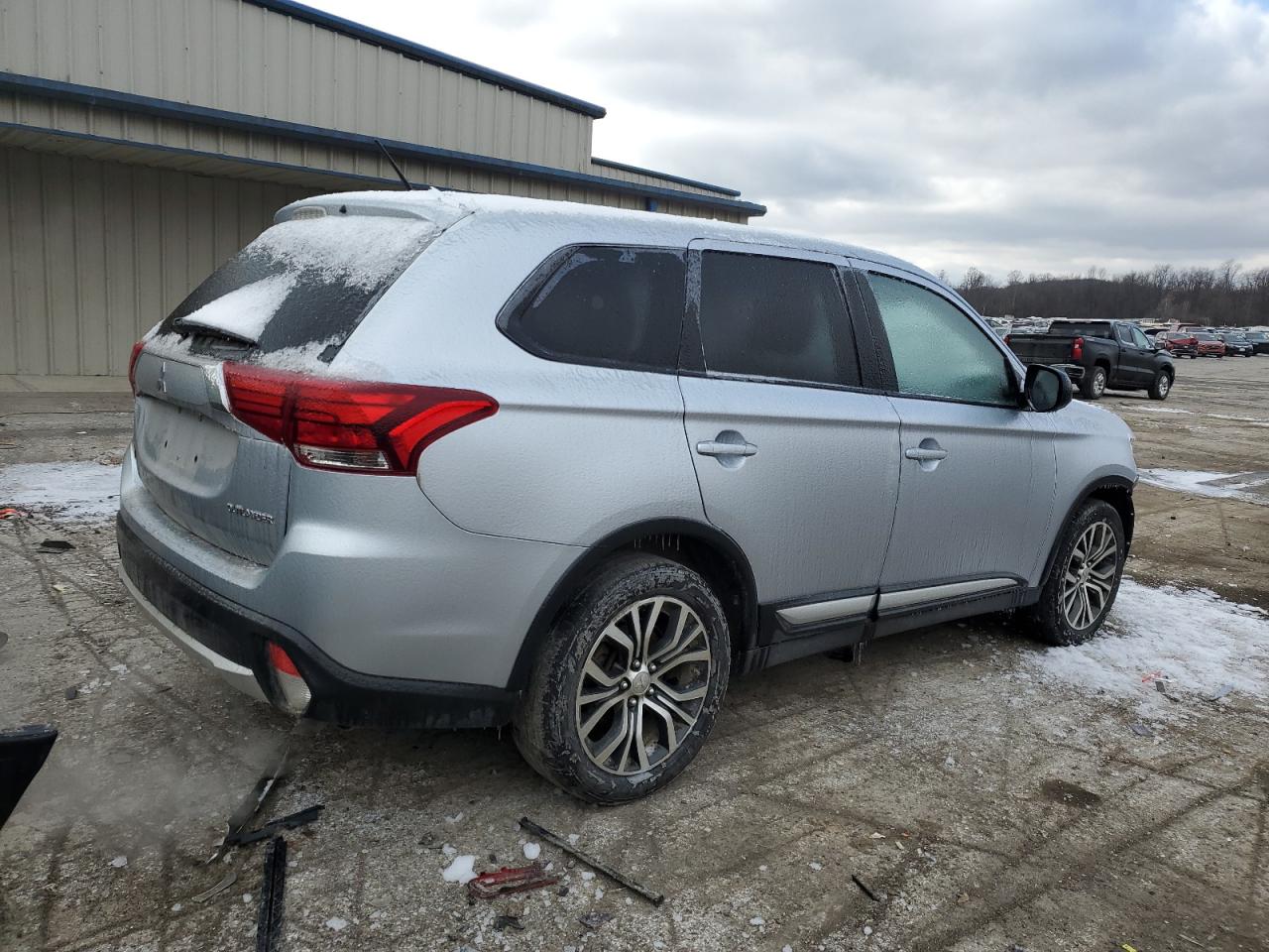 2016 Mitsubishi Outlander - Image 3