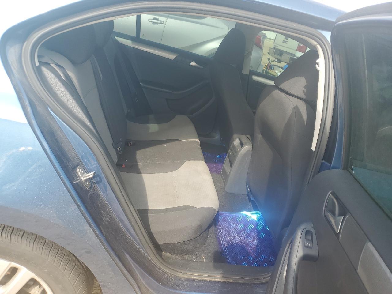 2018 Volkswagen Jetta - Image 11