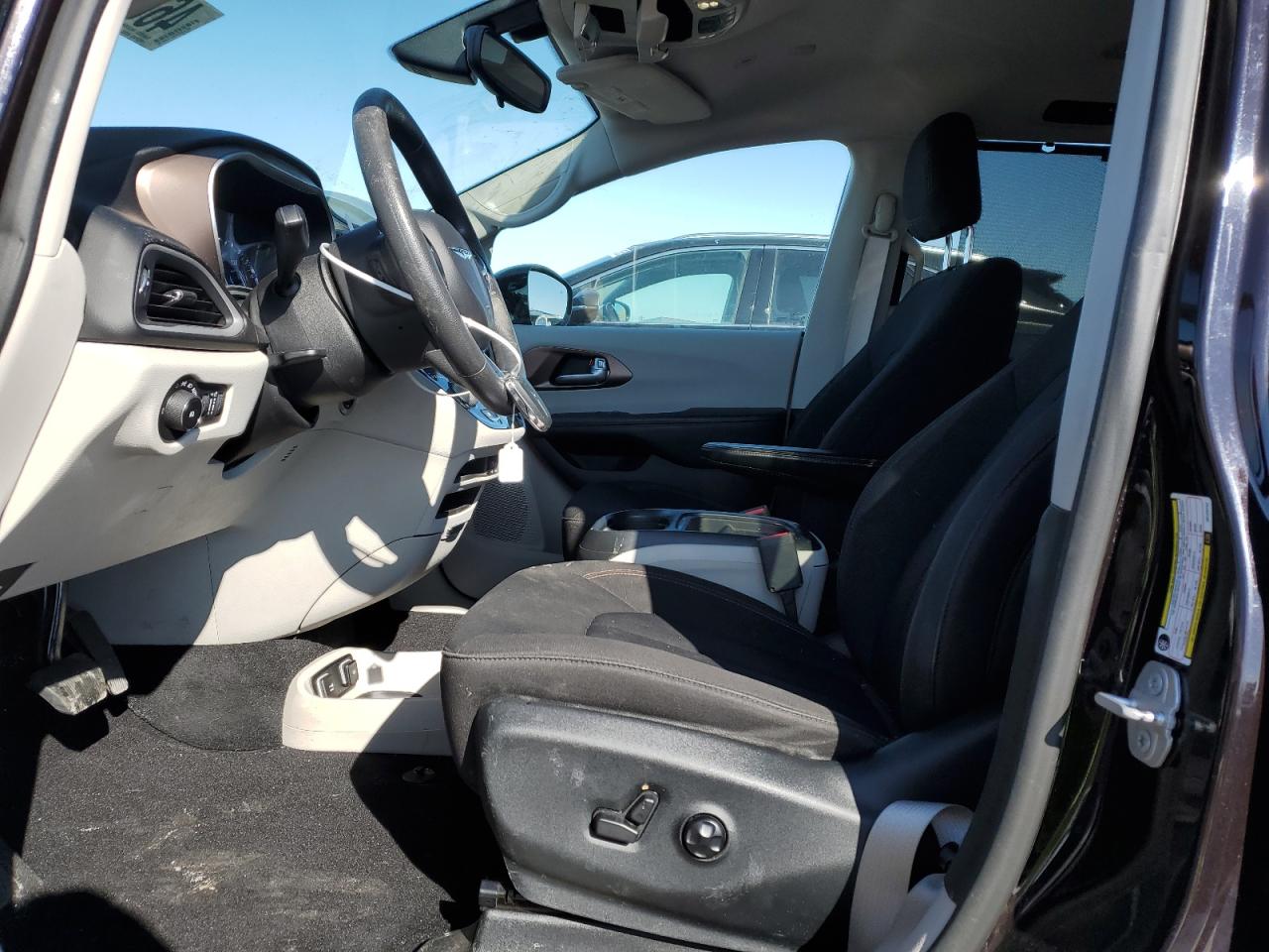 2018 Chrysler Pacifica - Image 7
