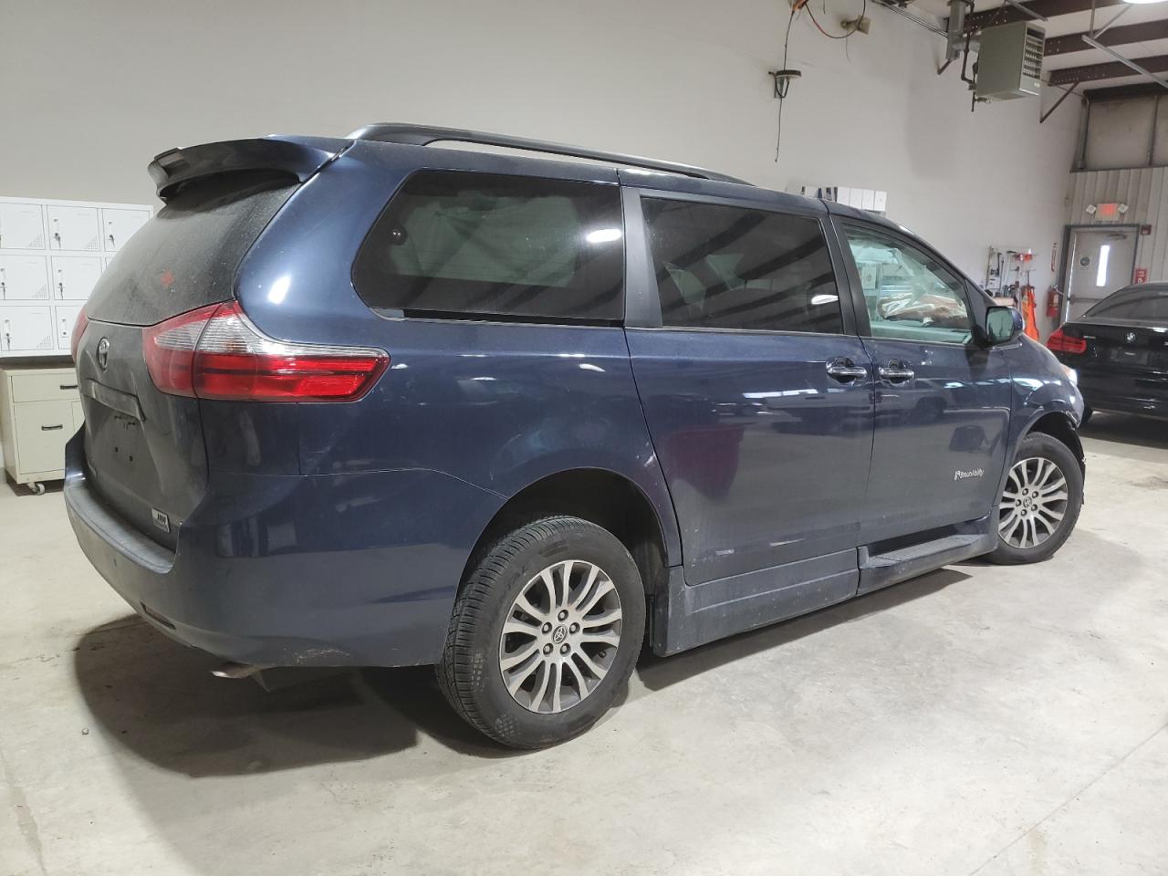 2020 Toyota Sienna - Image 3