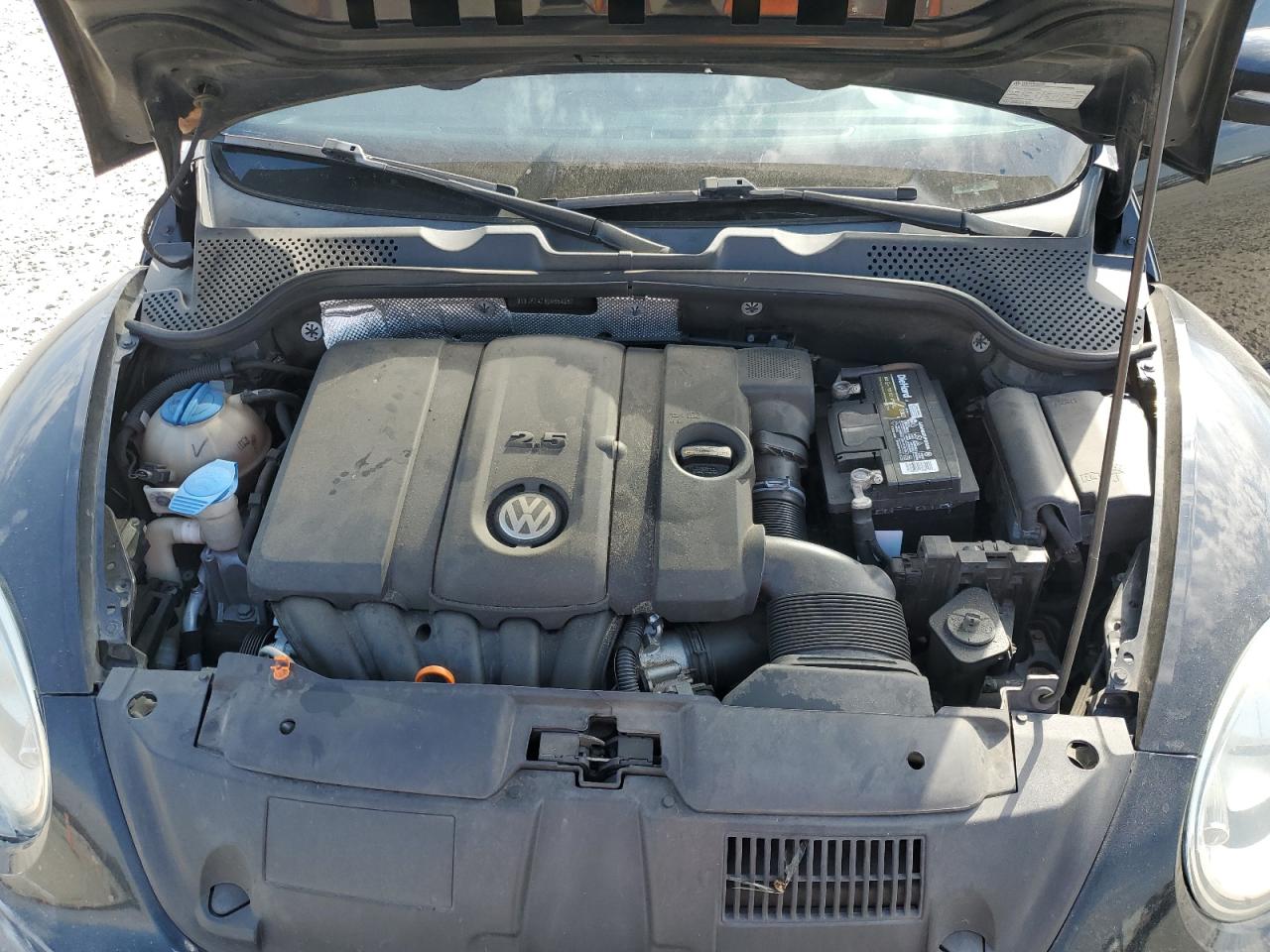 2013 Volkswagen Beetle - Image 12