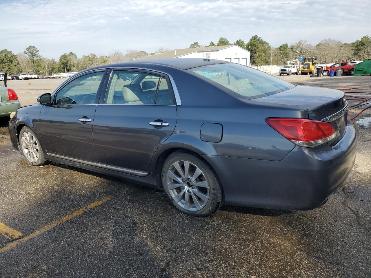 2011 Toyota Avalon - Image 2
