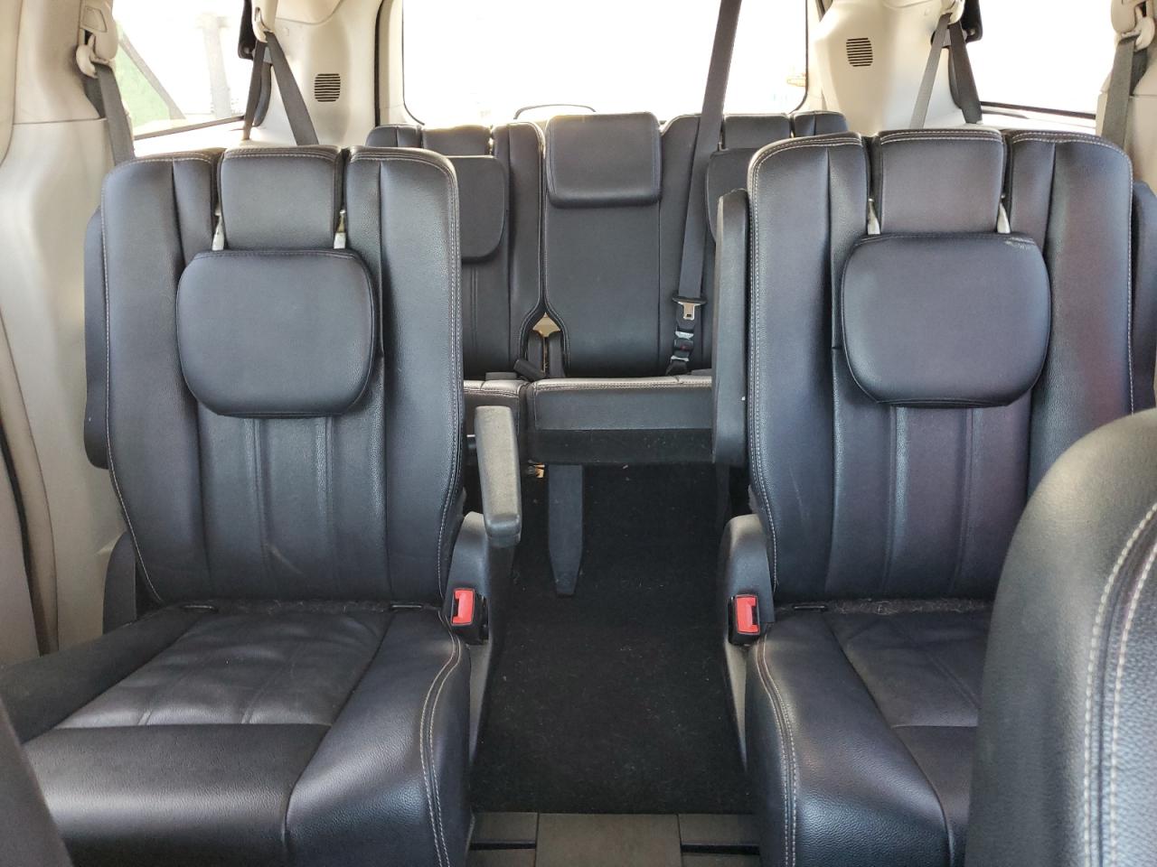 2016 Chrysler Town & Country - Image 10