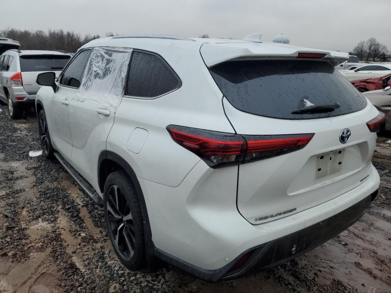 2022 Toyota Highlander - Image 2