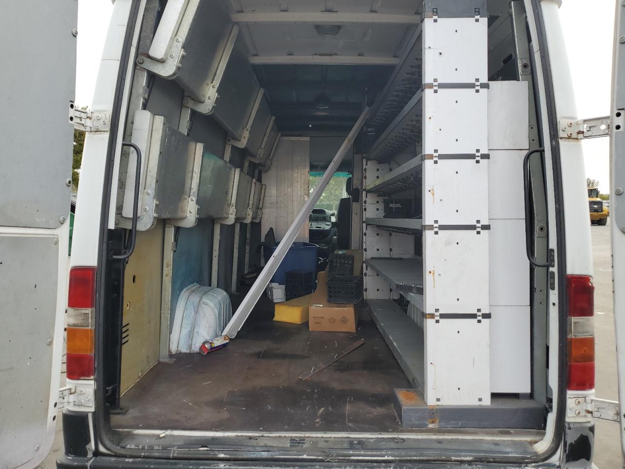 2005 Dodge Sprinter - Image 10