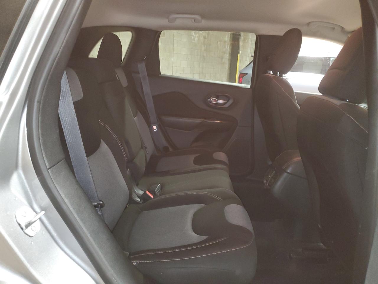 2016 Jeep Grand Cherokee - Image 11