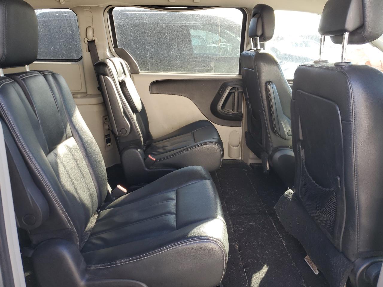 2015 Chrysler Town & Country - Image 11
