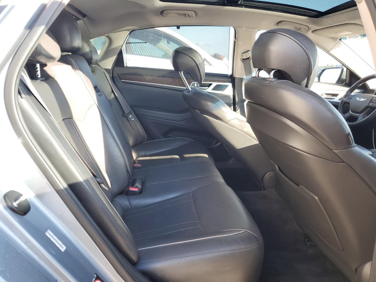 2015 Hyundai Genesis - Image 10