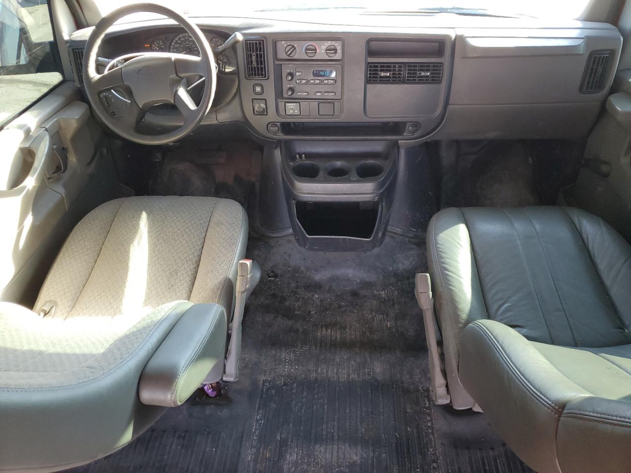 2005 Chevrolet Express - Image 8