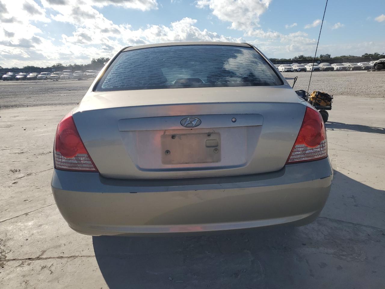 2005 Hyundai Elantra - Image 6