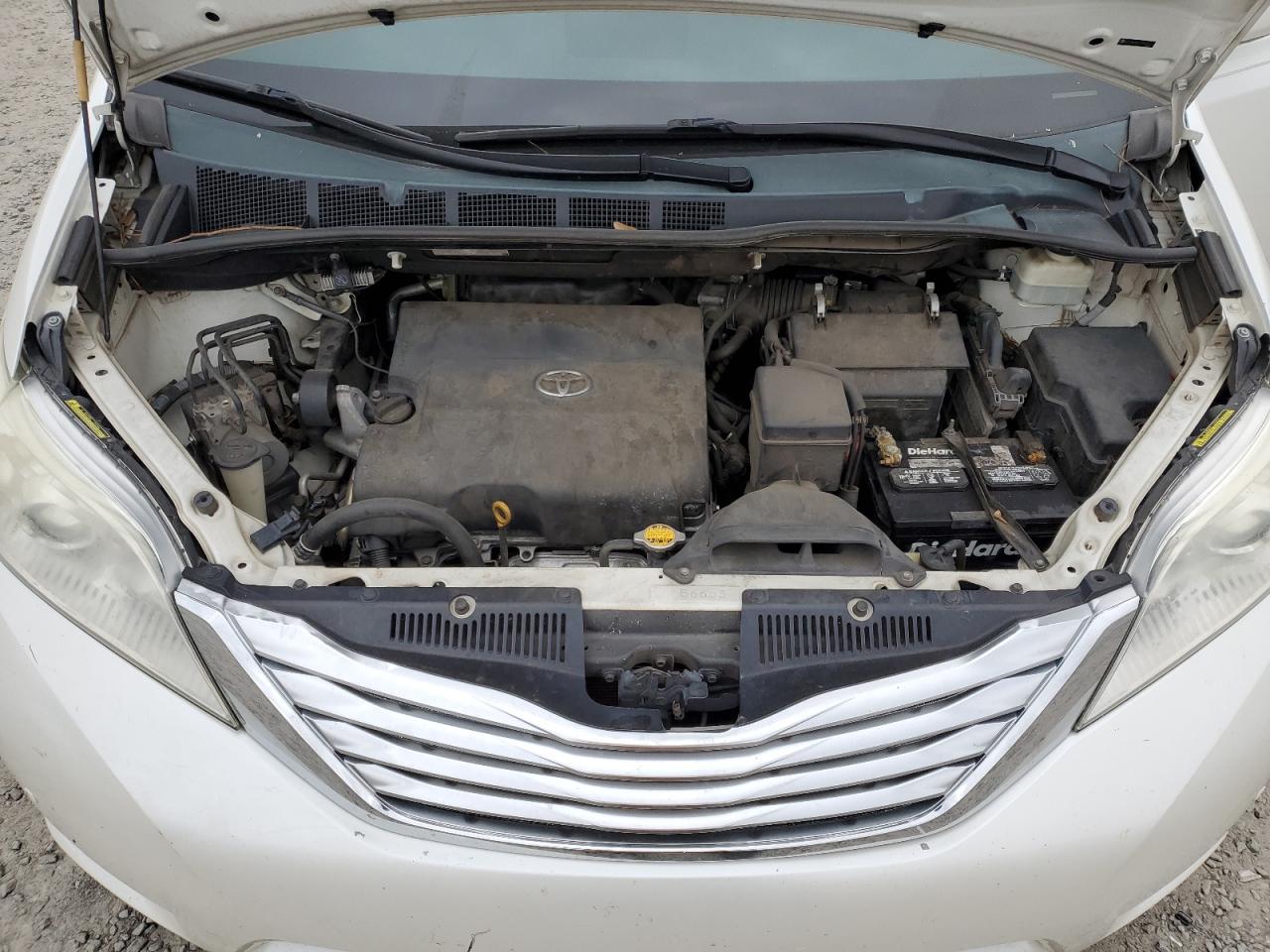 2011 Toyota Sienna - Image 12