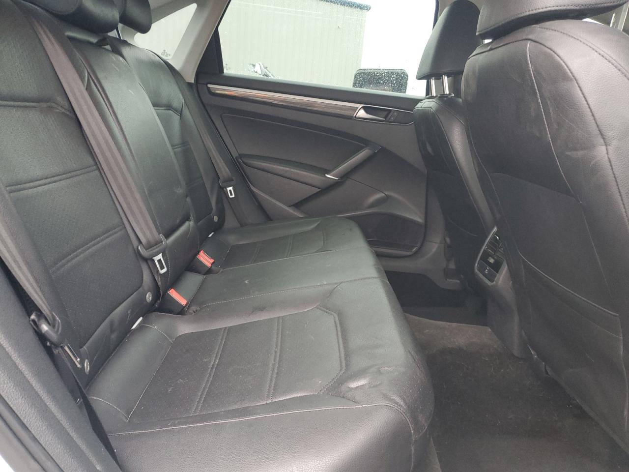 2017 Volkswagen Passat - Image 10