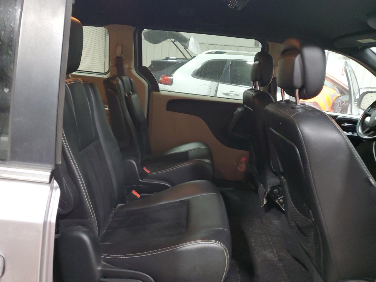 2018 Dodge Caravan - Image 11