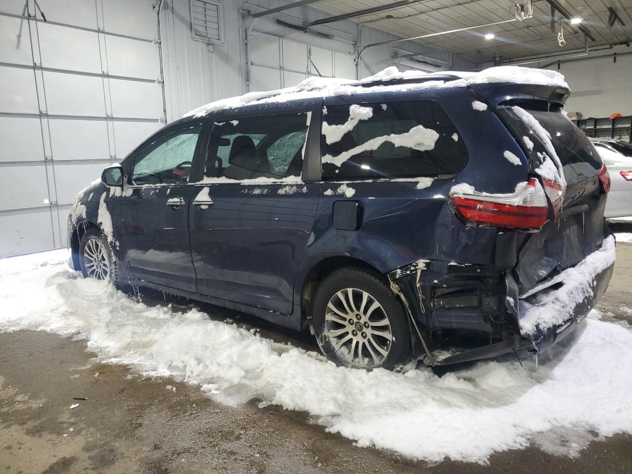 2018 Toyota Sienna - Image 2