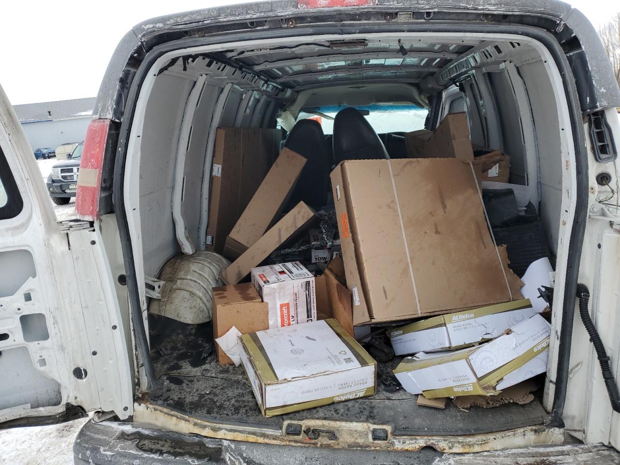 2014 Chevrolet Express - Image 10