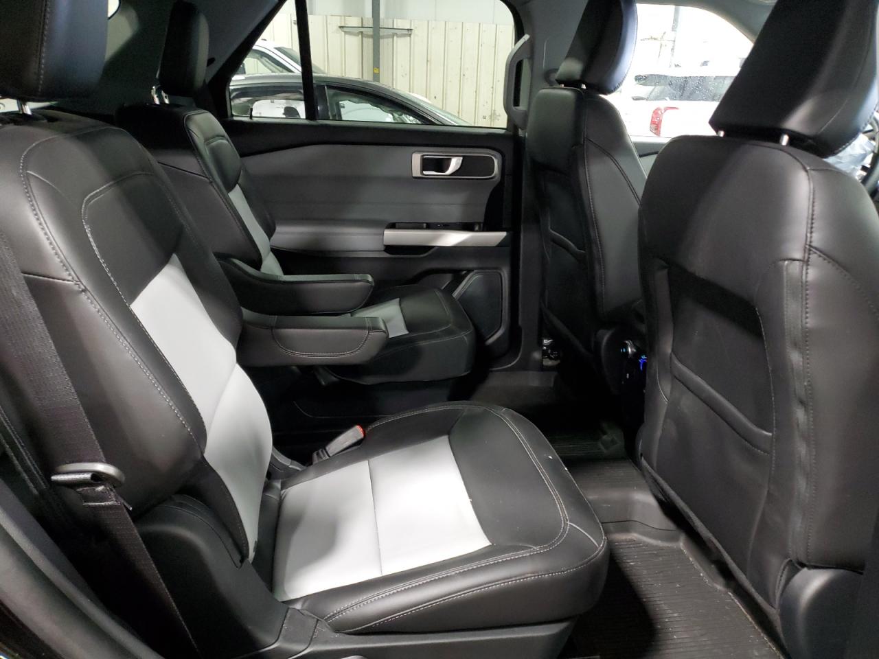 2022 Ford Explorer - Image 11