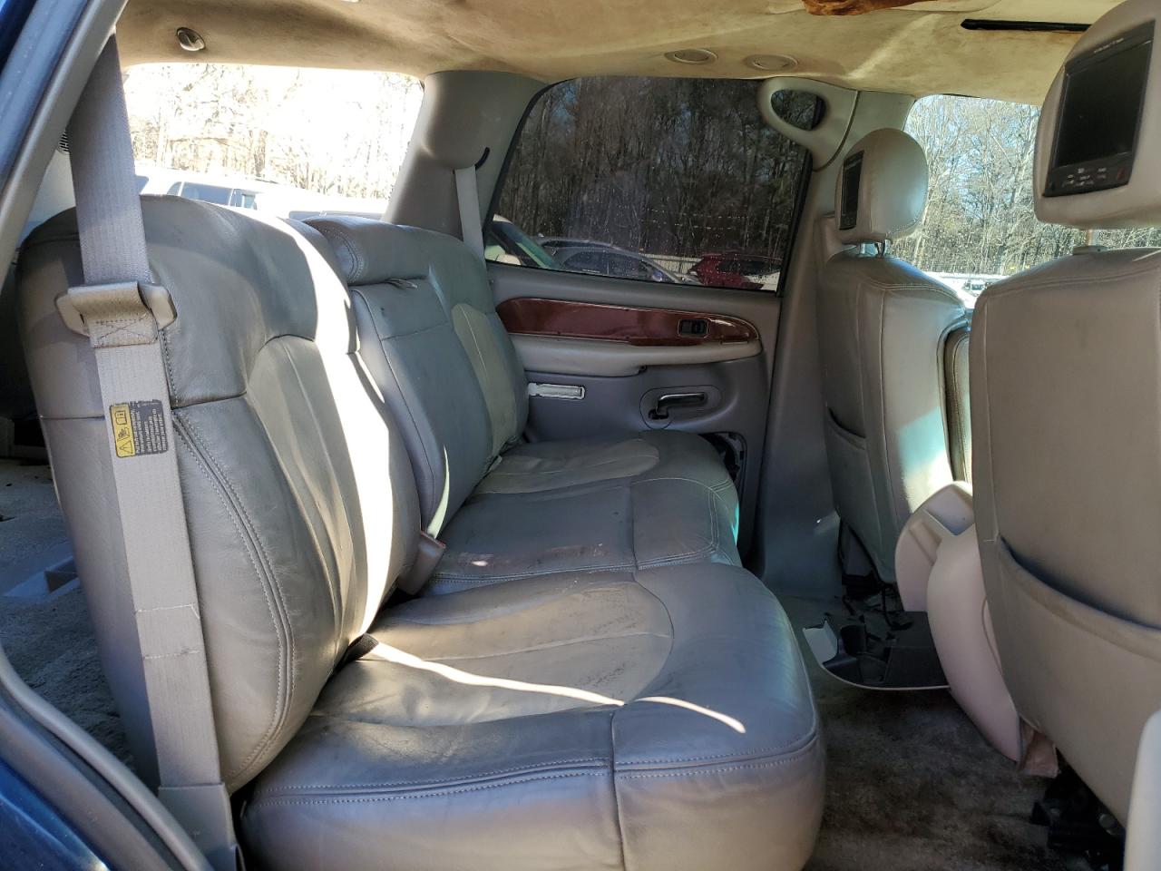 2002 Chevrolet Tahoe - Image 11