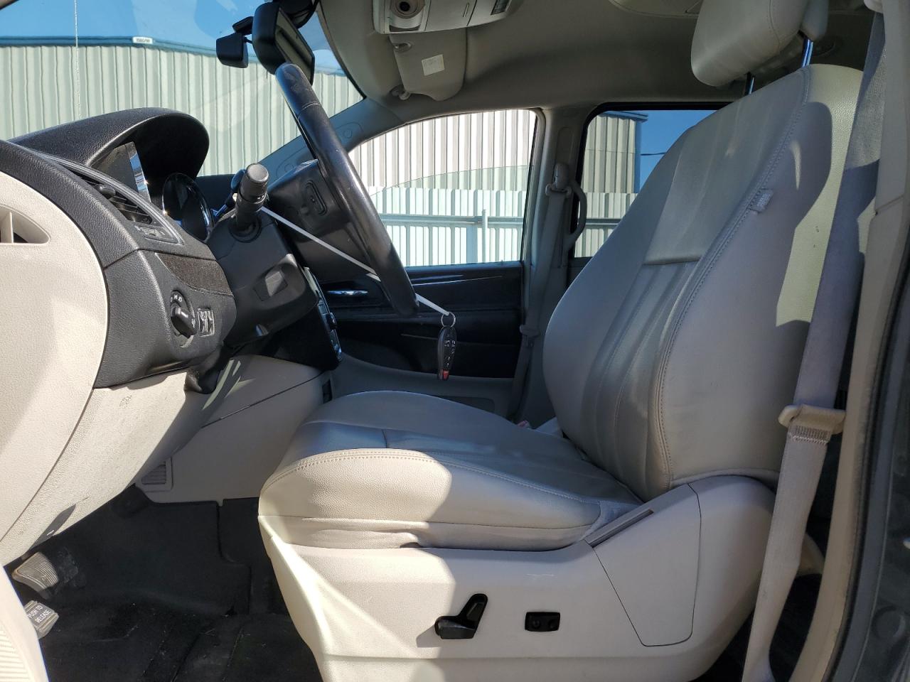2013 Chrysler Town & Country - Image 7
