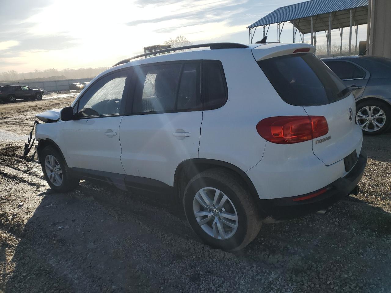2017 Volkswagen Tiguan - Image 2