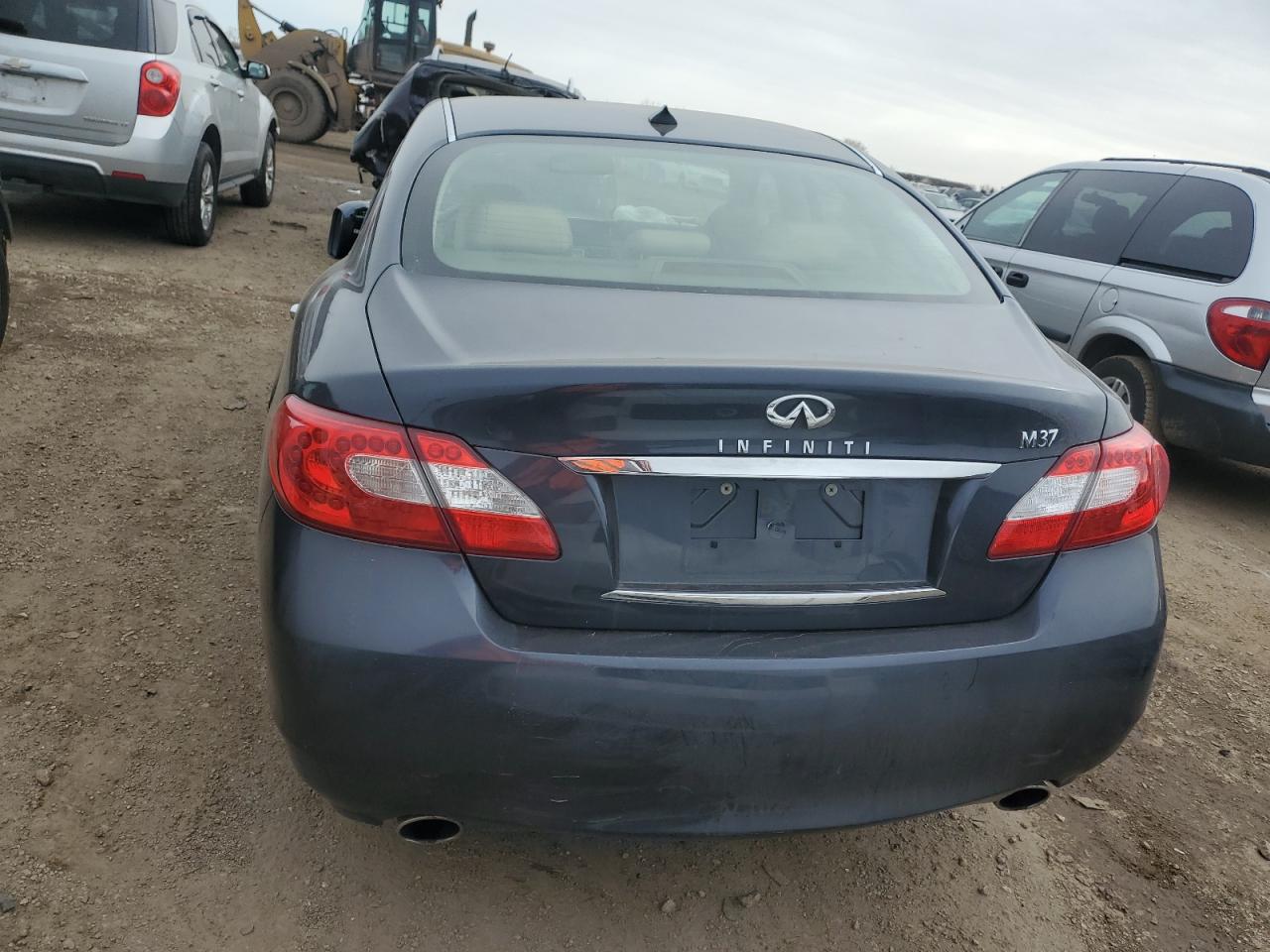 2011 Infiniti M - Image 6