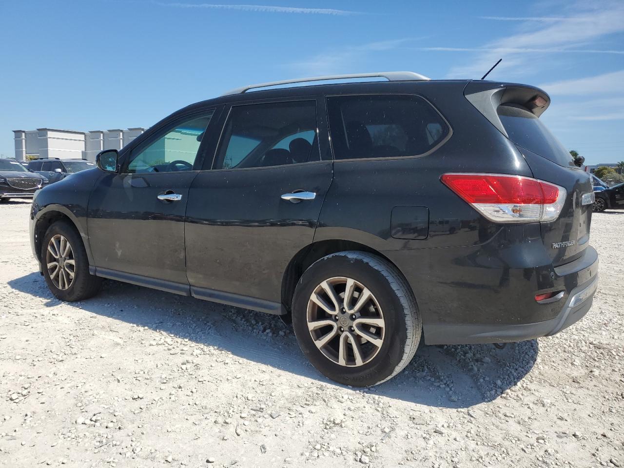 2014 Nissan Pathfinder - Image 2