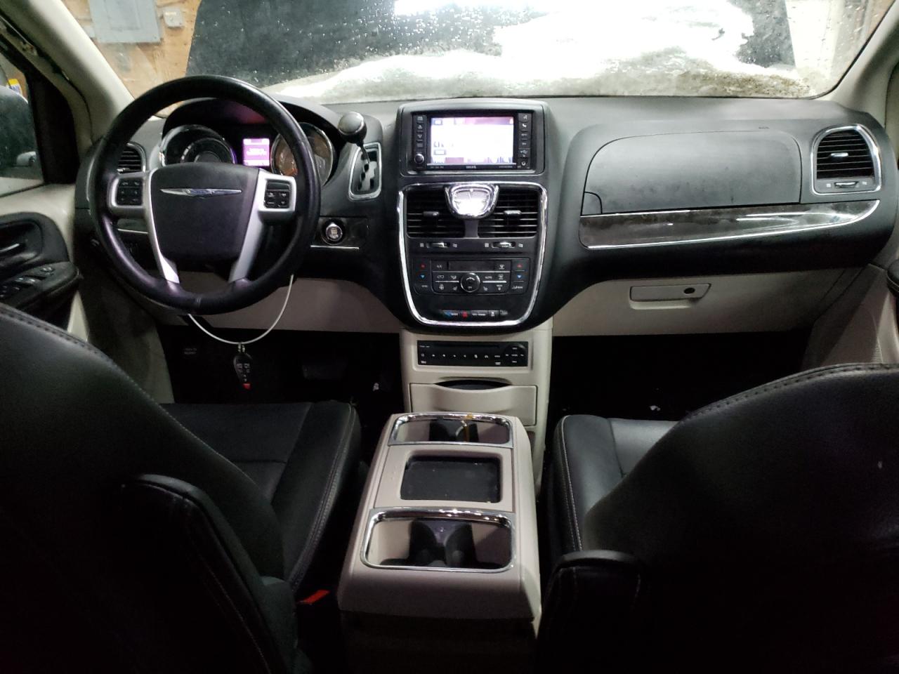 2013 Chrysler Town & Country - Image 8