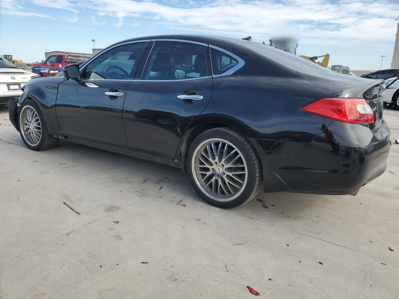 2011 Infiniti M - Image 2