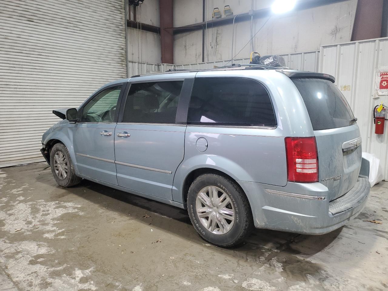 2008 Chrysler Town & Country - Image 2