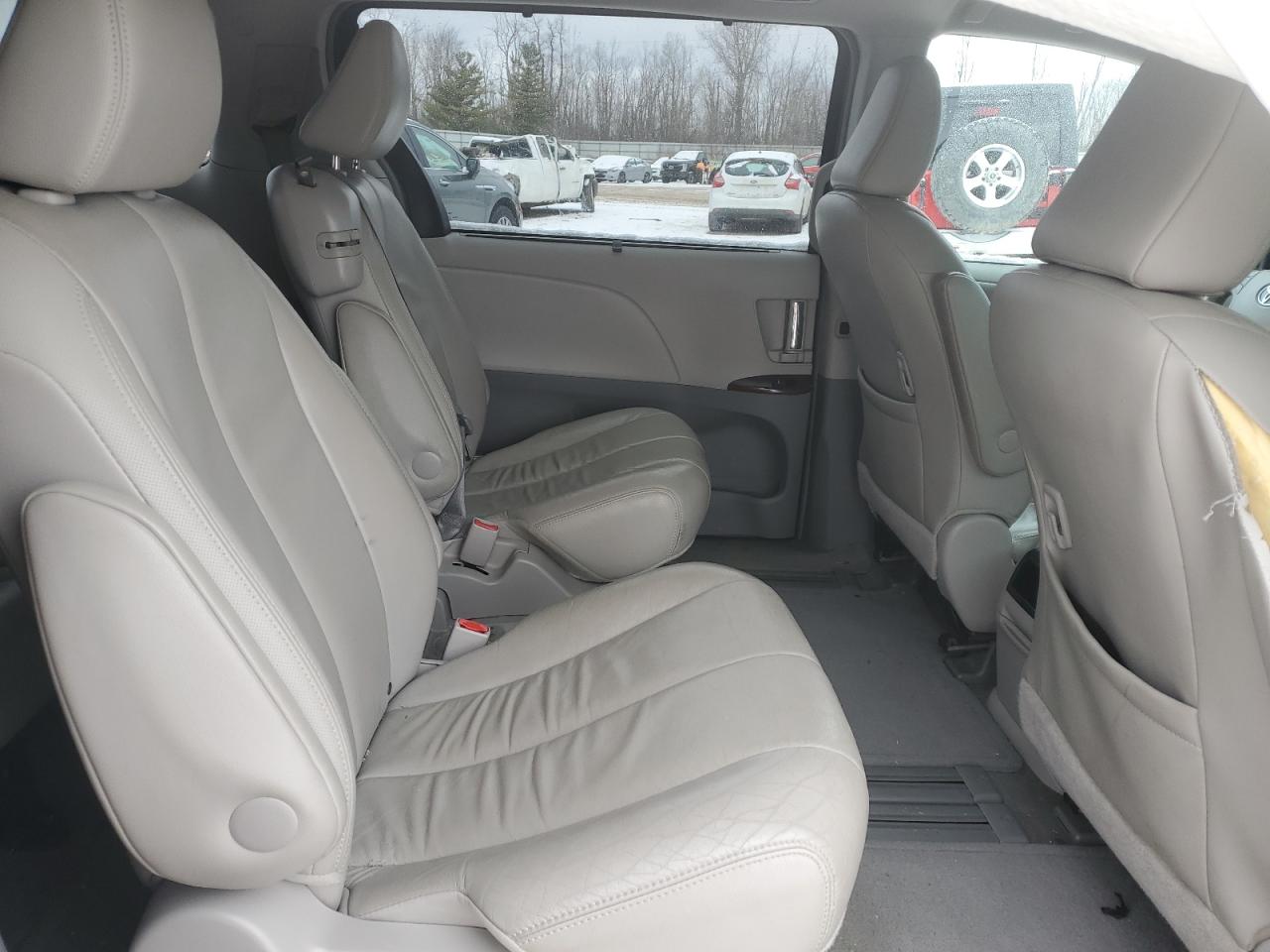 2013 Toyota Sienna - Image 11